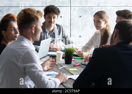 Immagine di business partner per discutere di documenti e idee alla riunione Foto Stock