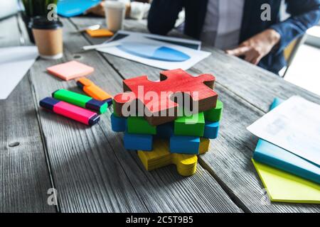 Pezzi di puzzle su tavolo da ufficio, visione aziendale e concetto di soluzione dei problemi Foto Stock