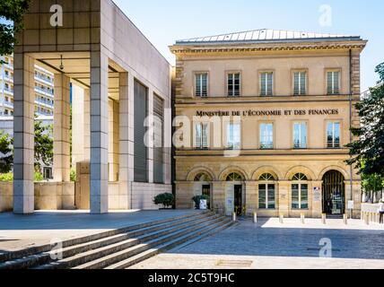 Vista frontale dell'edificio della reception del Ministero dell'Economia e delle Finanze nel quartiere di Bercy a Parigi, Francia. Foto Stock