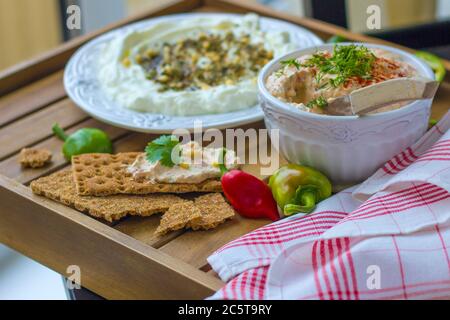 Piatto mediorientale - yogurt denso fatto in casa labneh con zaatar Foto Stock