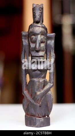 Depok, Indonesia - 6 novembre 2018: Scultura d'epoca di Asmat scolpita da Asmat Tribe, Papua, Indonesia. Editoriale illustrativo. Foto Stock