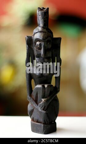 Depok, Indonesia - 6 novembre 2018: Scultura d'epoca di Asmat scolpita da Asmat Tribe, Papua, Indonesia. Editoriale illustrativo. Foto Stock