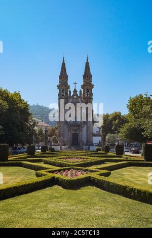 Guimarães, Portogallo - Chiesa di nostra Signora della consolazione e Piazza Santa / Chiesa di San Gualter con il bel Viale Giardino di fronte Foto Stock