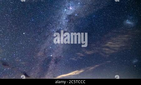Copertura di Milky Wayand cloud da Gresford nella regione di Hunter superiore del NSW, Australia. Foto Stock