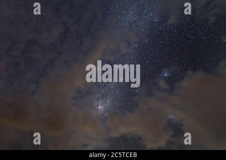 Copertura di Milky Wayand cloud da Gresford nella regione di Hunter superiore del NSW, Australia. Foto Stock