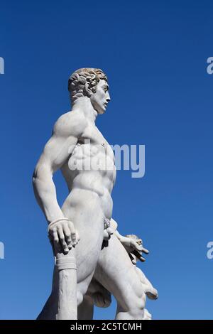 Atleta statua in marmo ritratto contro cielo blu - luce solare Foto Stock