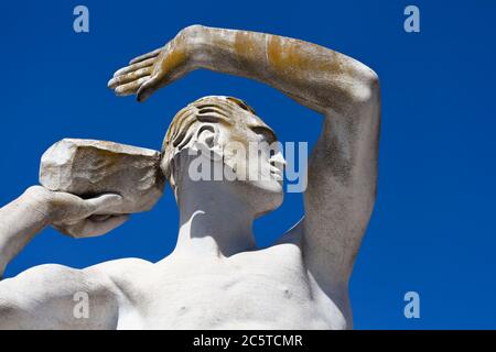 Atleta statua in marmo ritratto contro cielo blu - luce solare Foto Stock