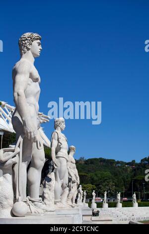 Atleta statue di marmo ritratto contro il cielo blu Foto Stock