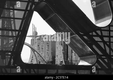 Dettaglio dell'ingresso al Lowry Centre, Salford Quays, Greater Manchester, Inghilterra, Regno Unito. Versione in bianco e nero Foto Stock