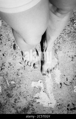 Foto di piedi e gambe di una donna con smalto colorato sulle dita dei piedi, Città del Capo, Sud Africa Foto Stock