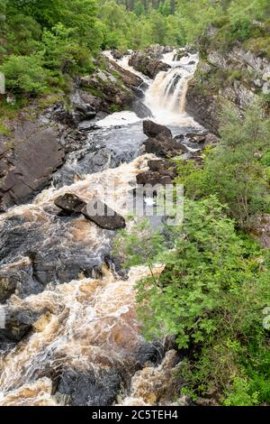 LE CASCATE DI ROGIE RIVER BLACK WATER ROSS-SHIRE HIGHLANDS SCOZIA IN ESTATE LE CASCATE PRINCIPALI CON L'ACQUA CHE SI RIVERSA SULLE ROCCE Foto Stock