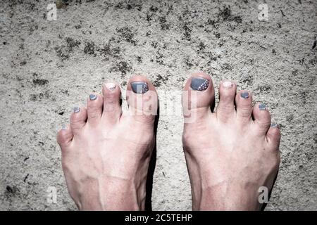 Foto di piedi e gambe di una donna con smalto colorato sulle dita dei piedi, Città del Capo, Sud Africa Foto Stock