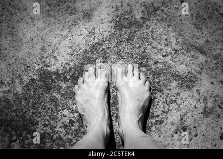 Foto di piedi e gambe di una donna con smalto colorato sulle dita dei piedi, Città del Capo, Sud Africa Foto Stock