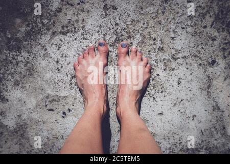 Foto di piedi e gambe di una donna con smalto colorato sulle dita dei piedi, Città del Capo, Sud Africa Foto Stock