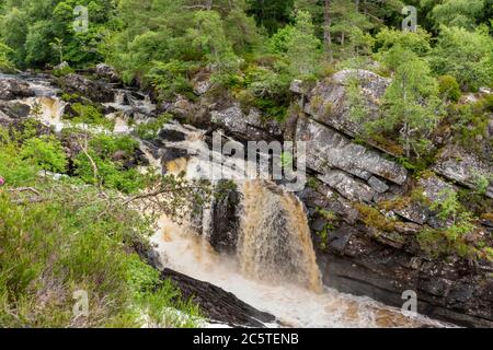 LE CASCATE DI ROGIE RIVER BLACK WATER ROSS-SHIRE HIGHLANDS SCOZIA IN ESTATE PARTE ALTA DELLE CASCATE Foto Stock