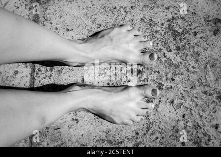 Foto di piedi e gambe di una donna con smalto colorato sulle dita dei piedi, Città del Capo, Sud Africa Foto Stock