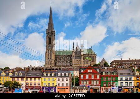 Skyline di Cobh in Irlanda, County Cork, case colorate e Chiesa della Cattedrale di St. Colman sopra. Foto Stock