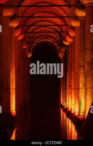 Basilica Cisterna interno nella città di Istanbul, Turchia. Antica camera sotterranea con colonne e archi, piena d'acqua. Foto Stock