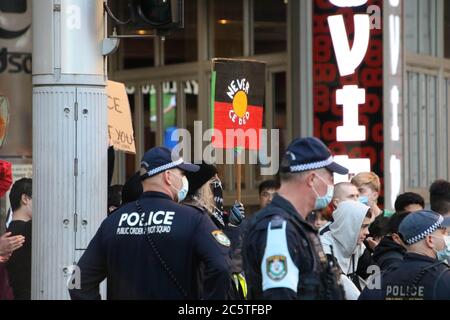 Sydney, Australia. 5 luglio 2020. Un gruppo di manifestanti della materia nera della vita ha marciato lungo George Street a Victoria Park, Camperdown. La polizia ha ottenuto un dispositivo dall'aspetto insolito. Nella foto: George Street, Sydney. Credit: Carota/Alamy Live News Foto Stock