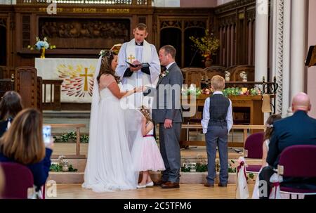 David D'Arcy e sua moglie Hayley Collins si sposano durante il loro matrimonio socialmente distanziato alla chiesa di St Anne ad Aigburth, Liverpool, mentre l'abolizione di ulteriori restrizioni di blocco in Inghilterra entra in vigore. Foto Stock