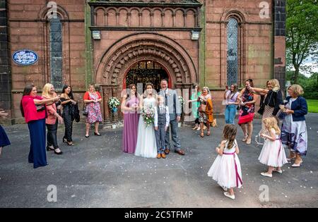 David D'Arcy e sua moglie Hayley Collins si sposano durante il loro matrimonio socialmente distanziato alla chiesa di St Anne ad Aigburth, Liverpool, mentre l'abolizione di ulteriori restrizioni di blocco in Inghilterra entra in vigore. Foto Stock