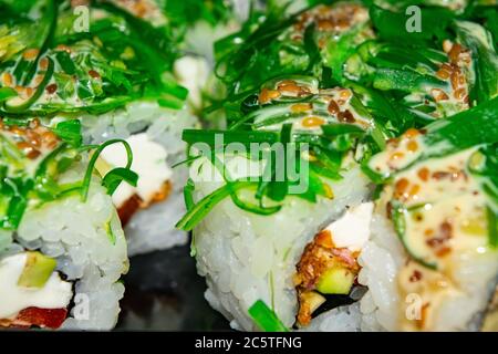 Panini con pesce, formaggio e alghe verdi. Un piatto tradizionale Giapponese. Primo piano Foto Stock