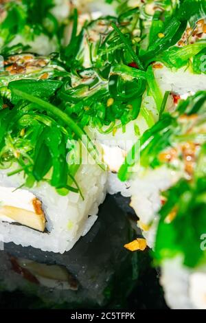 Panini con pesce, formaggio e alghe verdi. Un piatto tradizionale Giapponese. Primo piano Foto Stock