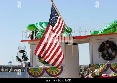 Parata dopo l'uragano Katrina a Ocean Springs, Mississippi vicino a Biloxi con bandiera americana. Foto Stock