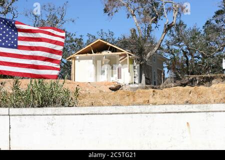 Parata dopo l'uragano Katrina a Ocean Springs, Mississippi vicino a Biloxi con bandiera americana. Foto Stock