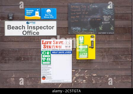 Beach Inspector Office on Marine Parade in Southend on Sea, Essex, UK, con informazioni scritte a mano sulle condizioni meteorologiche e sulle maree il 4 luglio 2020. Godetevi la vostra giornata Foto Stock