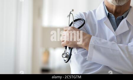 Cloe up di medico maschile in uniforme medica bianca Foto Stock