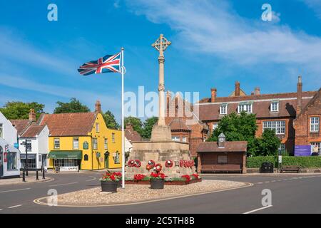 Holt Norfolk Inghilterra, vista in estate del Market Place nel villaggio di Holt che mostra il monumento alla guerra e (sul retro) la Gresham's School, Norfolk, Regno Unito Foto Stock