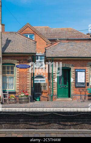 Sheringham Railway, vista della piattaforma e degli edifici della North Norfolk Railway, una stazione ferroviaria d'epoca a Sheringham, Norfolk, East Anglia, Regno Unito Foto Stock