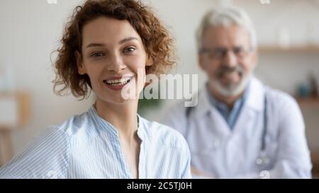 Ritratto di paziente sorridente soddisfatto di buon servizio Foto Stock