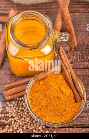 Bevanda disintossicante a base di curcuma, cannella e coriandolo Foto Stock