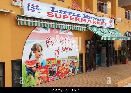 TENERIFE, SPAGNA - 28 OTTOBRE 2012: Little Britain Supermarket a Tenerife. La Spagna ospita almeno 300,000 espatriati Inglesi. Foto Stock