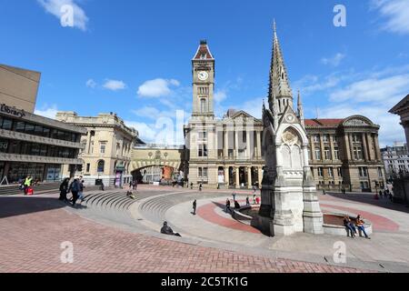 BIRMINGHAM, Regno Unito - 19 Aprile 2013: la gente visita Chamberlain Square in Birmingham. Birmingham è la più popolosa città britannica al di fuori di Londra con 1,074 Foto Stock