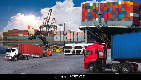 Al porto il carrello elevatore a forche stanno lavorando sollevando la spedizione di container box al camion logistica a cielo nuvole bello Foto Stock