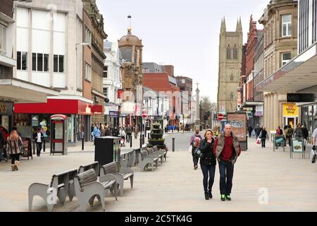 BOLTON, Regno Unito - 23 Aprile 2013: la gente a piedi lungo una strada commerciale a Bolton, Regno Unito. Bolton è parte della Greater Manchester, una delle più grandi aree di popolazione Foto Stock