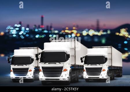 Trasporti di camion Import ed Export logistica industriale al crepuscolo cielo e container in background cantiere Foto Stock