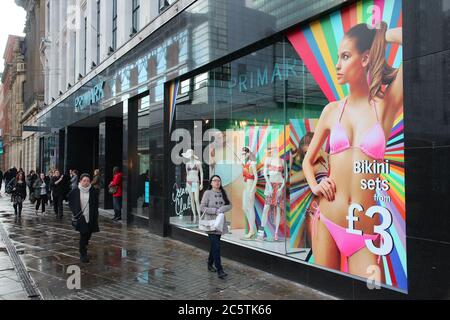 MANCHESTER, UK - 21 APRILE 2013: La gente visita il negozio Primark a Manchester, Regno Unito. Primark ha 257 negozi di moda in tutta Europa e impiega 22,000 persone Foto Stock