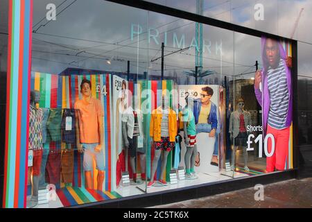 MANCHESTER, UK - 21 APRILE 2013: Esposizione delle vetrine del negozio Primark a Manchester, Regno Unito. Primark ha 257 negozi di moda in tutta Europa e impiega 22,000 p Foto Stock