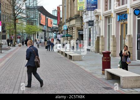 MANCHESTER, Regno Unito - 21 Aprile 2013: la gente visita in zona shopping Manchester, UK. Greater Manchester è la terza più popolosa area urbana nel Regno Unito (2,2 m Foto Stock