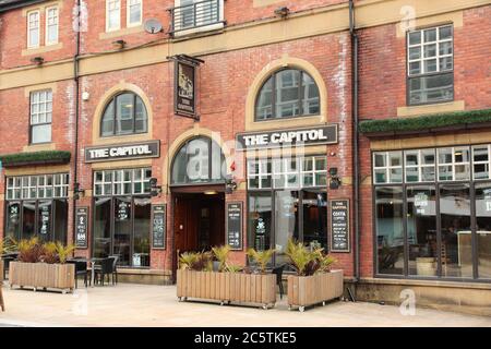 BOLTON, UK - 23 APRILE 2013: Vista esterna del Capitol pub di Bolton. Nel 2011, nel Regno Unito, vi erano più di 50 mila pub. I pub sono una diga Foto Stock