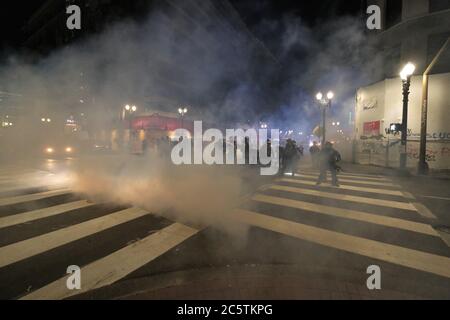 Portland, Stati Uniti. 04luglio 2020. Il gas lacrimogeno riempie l'aria mentre la polizia spinge i dimostranti lontano dal Centro di Giustizia dopo che una rivolta è stata dichiarata a Portland, Ore., il 4 luglio 2020. (Foto di Alex Milan Tracy/Sipa USA) Credit: Sipa USA/Alamy Live News Foto Stock