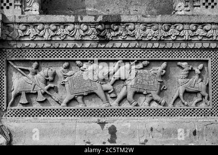 Scena di guerra in un campo di battaglia, sculture antiche indiane Foto Stock