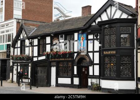 BOLTON, Regno Unito - 23 Aprile 2013: vista esterna di Ye Olde l uomo e la falce pub di Bolton. A partire dal 2011 vi sono stati più di cinquanta mila pub nel Regno Unito. Questo o Foto Stock