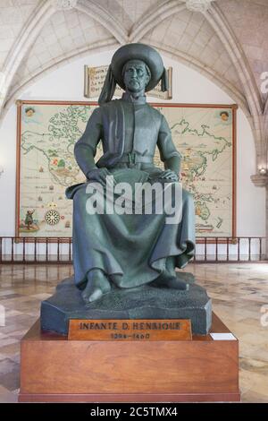 Lisbona, Portogallo - 1 marzo 2020: Scultura del Principe Enrico il Navigatore. Artista sconosciuto. Museo della Marina, Lisbona, Portogallo Foto Stock