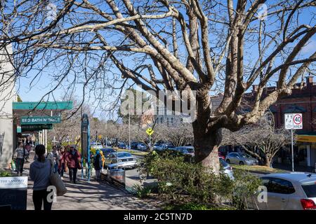 Leura villaggio su un cielo blu inverni giorno nel parco nazionale delle montagne blu, i turisti visitano post covid 19 pandemic, NSW, Australia Foto Stock