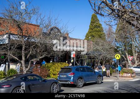 Leura villaggio nel parco nazionale delle montagne blu in un giorno di inverni soleggiati, nuovo Galles del Sud, Australia Foto Stock